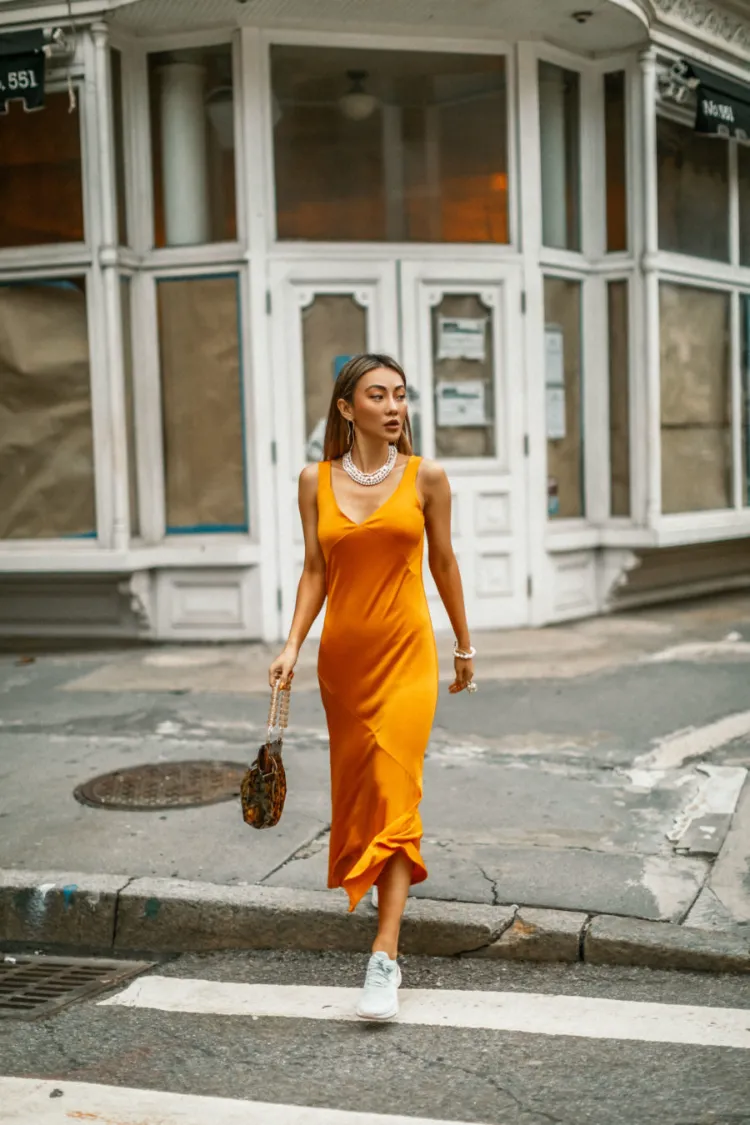Sommerkleider 2022 Trendfarben Sommer Slip Dress kombinieren