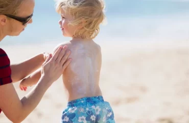 Sonnencreme-Flecken entfernen am Strand