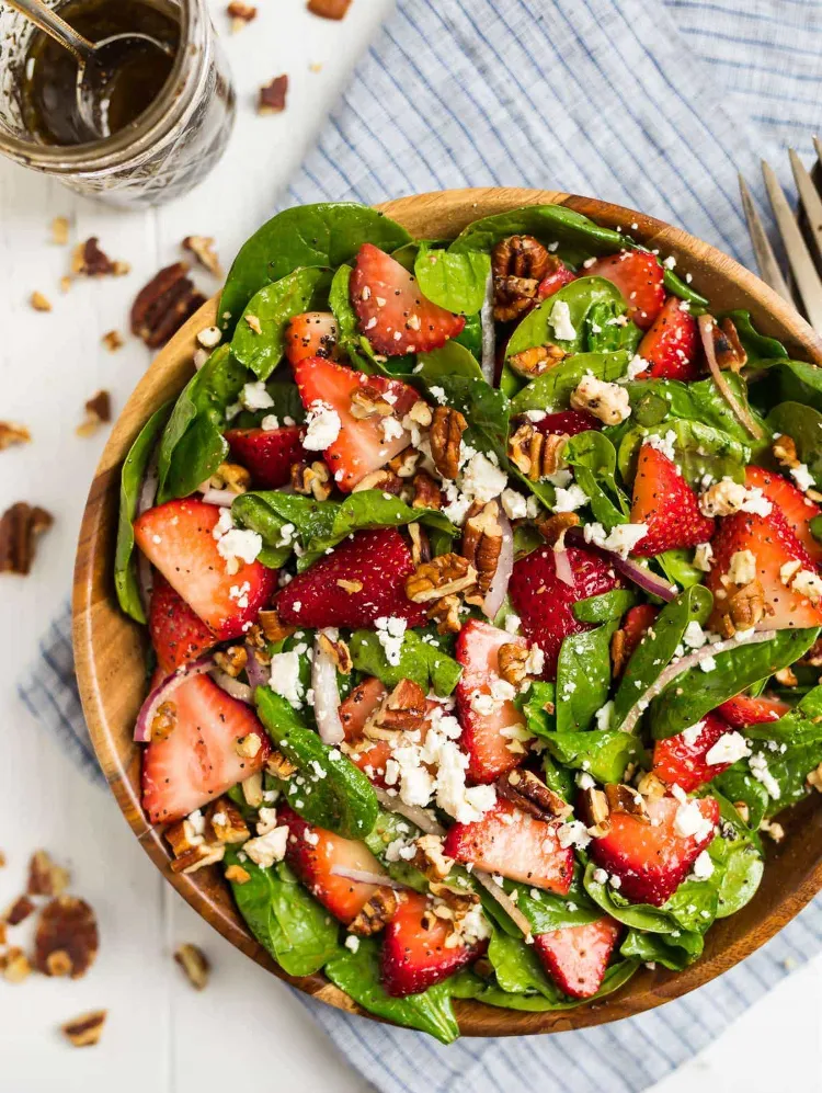 Spinat Salat mit Erdbeeren und Feta leichtes Abendessen abnehmen (1)