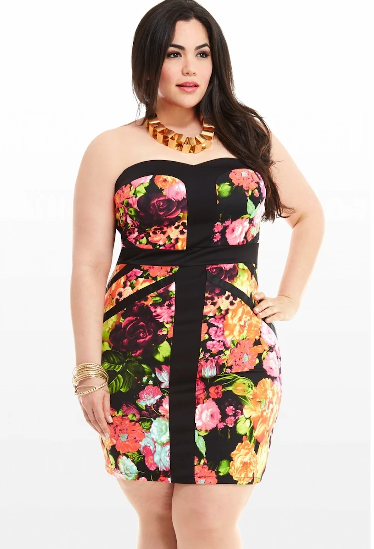 Sommerkleider für curvy Frauen - tailliertes kurzes Kleid mit floralem Muster für mollige Frauen 