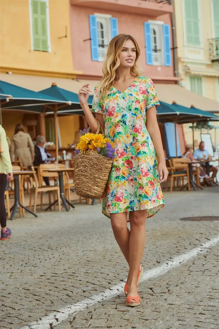 Trendige Leinenkleidung für den Sommer - Kleid mit Blumenmuster