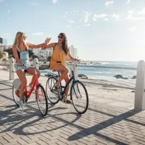 Urlaub organisieren Fahrrad an der Küste fahren
