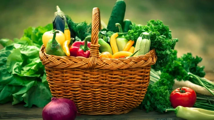 Verschiedene Gemüsesorten für die vegetarische Beilage verwenden