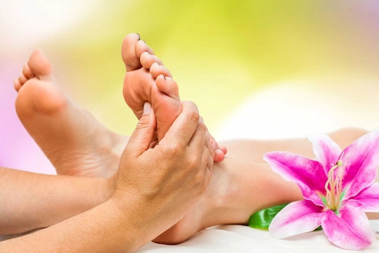 Welche natürlichen Möglichkeiten gibt es gegen geschwollene Füße im Sommer