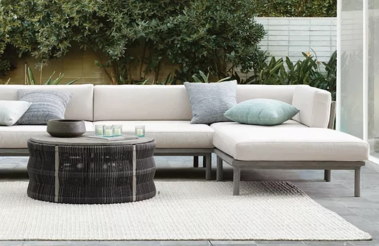 Wenn Sie Ihre Terrassen Lounge wetterfest möchten, entscheiden Sie sich für Holzmöbel