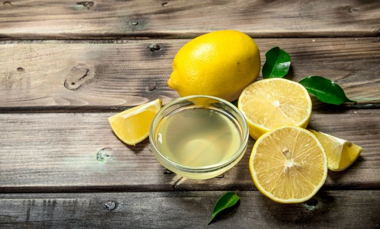 Zitronensaft hellt Ihre Haare auf natürliche Weise auf