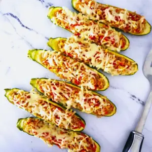 Zucchini Schiffchen vegetarisch überbacken zum Abendessen