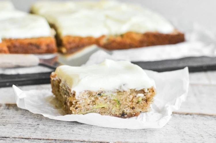 Recipe for squash pie with walnuts and cream cheese topping