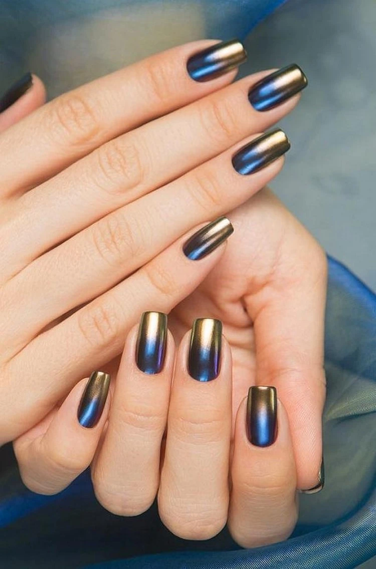 Two-tone metallic nails are for women who want to look like a diva