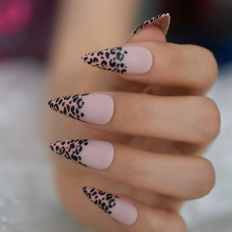 Zweifarbige Nägel mit Leopardenmuster liegen im Trend, weil sie sehr stilvoll aussehen