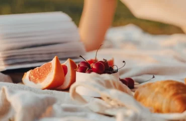 ausflug oder picknick im freien mit verzehr von früchten wie grapefruit gegen mücken und insekten kombinieren