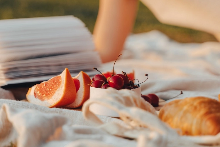 ausflug oder picknick im freien mit verzehr von früchten wie grapefruit gegen mücken und insekten kombinieren
