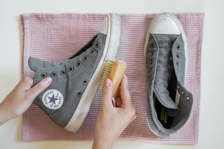 die gummisohle von converse sneakers reinigen und dabei eine spezielle weiche bürste verwenden