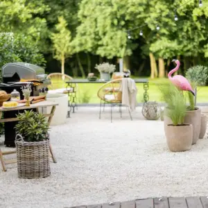 durch minimalistische gestaltung praktisch und schön nach dem trend einen garten dekorieren