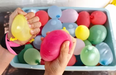 eine große menge von ballons mit wasser für spiele mit wasserbomben