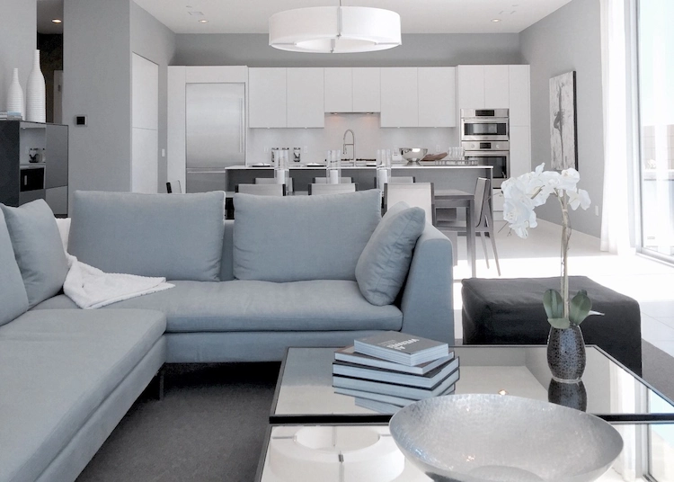 elegantes und minimalistisches innendesign im wohnzimmer mit offener küche