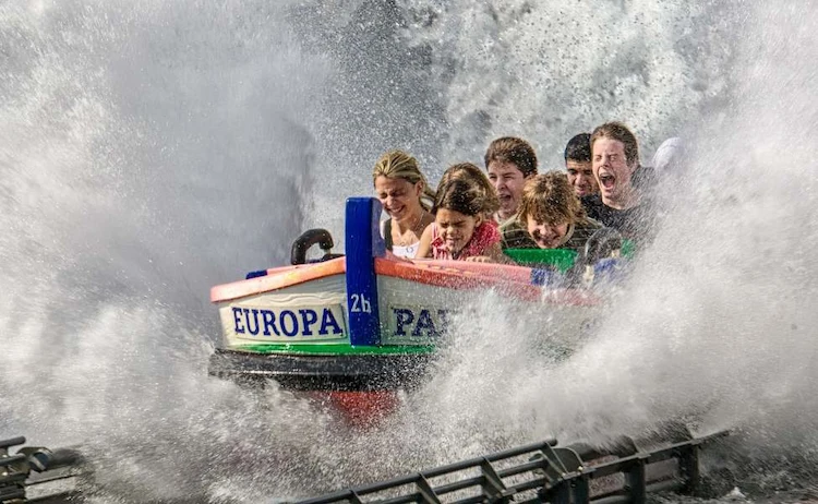 extreme wasserrutsche mit boot für kinder und erwachsene im europapark rulantica
