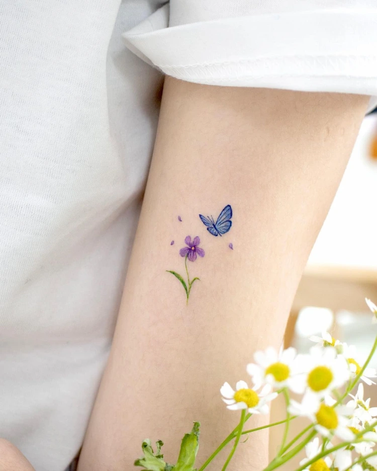 farbenfrohe schmetterling tattoo trends 2022 für frauen als dezente und bescheidene körperkunst geeignet