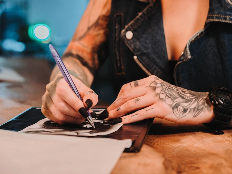 finger tattoos mit winzigen details von tattoo künstler und neue designs entwerfen