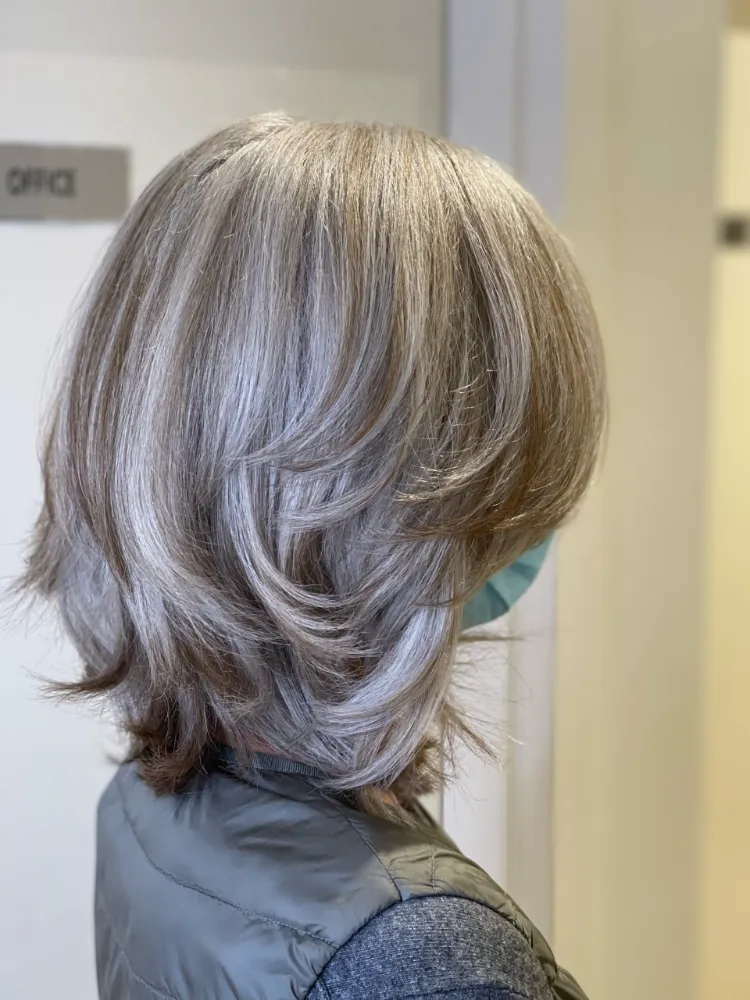 fransige Frisuren Frauen ab 50 Grey Blending Trend 2022