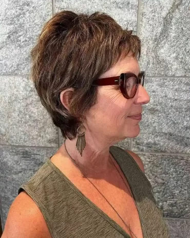 freche Kurzhaarfrisuren mit Brille für 2022 Frauen ab 60 mit dünnem Haar