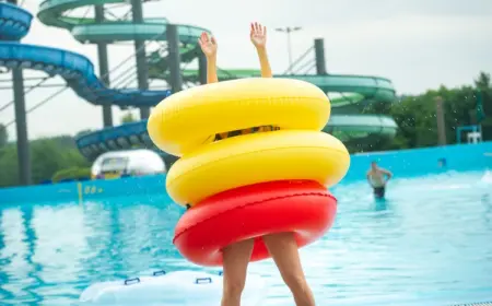 freude am pool mit schwimmringen während des sommers im erlebnisbad