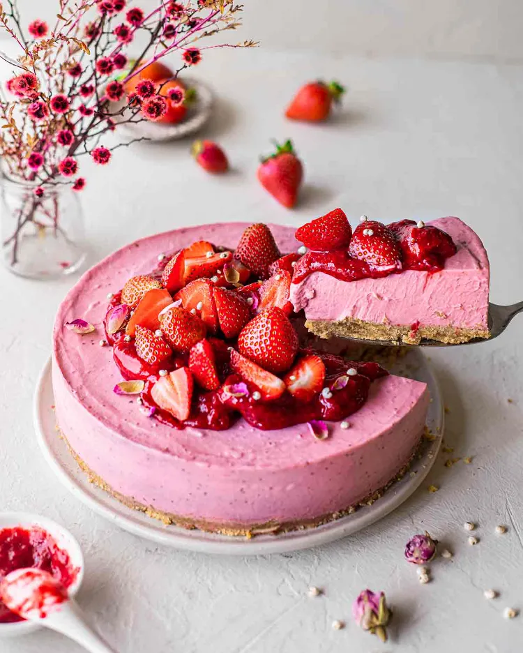 gesunde Desserts mit Erdbeeren veganer Erdbeer Käsekuchen ohne Backen