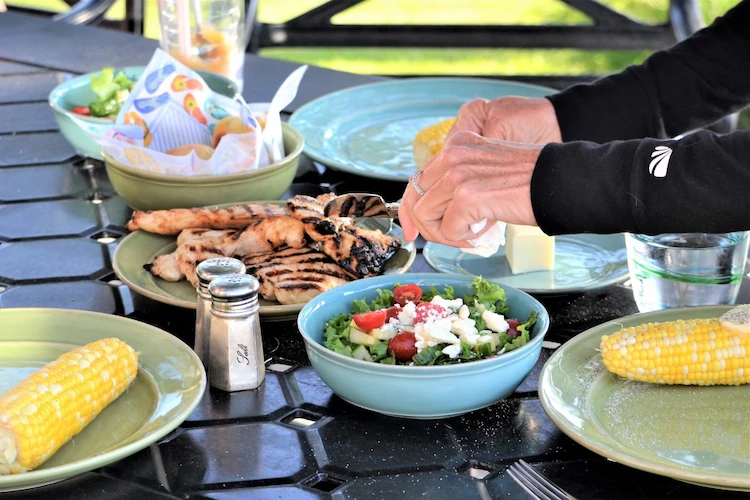 grillgewürze und passende salate für fleisch auf dem picknicktisch anordnen