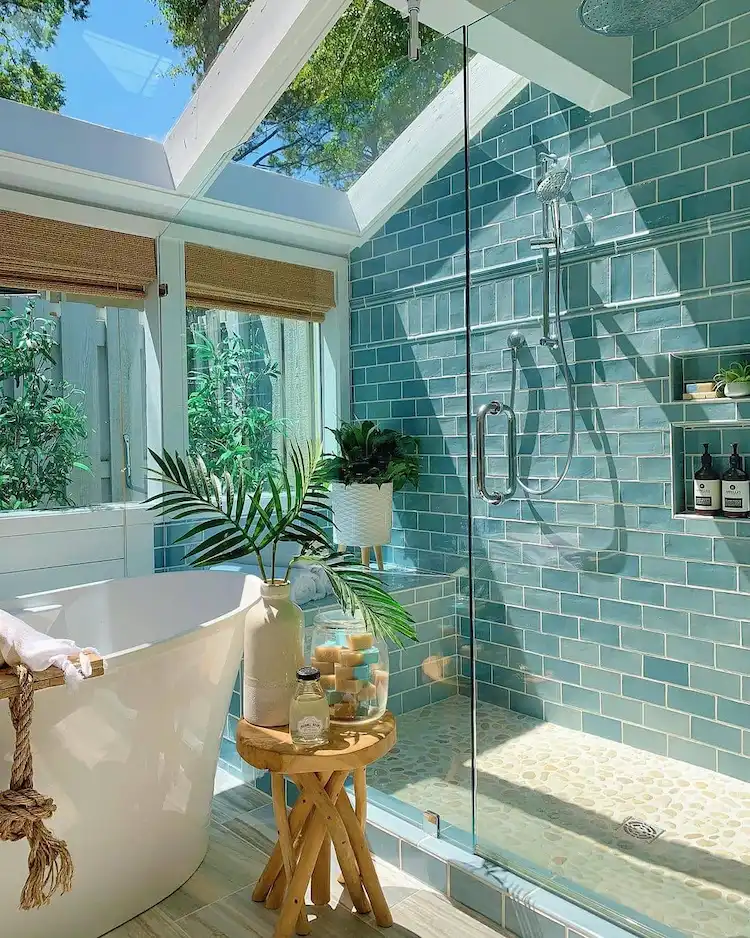 helles badezimmer mit meeresblauen flyen und künstlerischen decoratieselementen als innendesign trend 2022