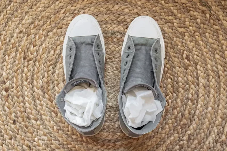 hohe sneakers reinigen und danach mit seidenpapier zwecks behalten der form stopfen lassen