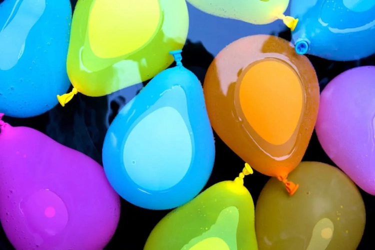 im wasser schwimmende gefüllte bunte ballons für spiele mit wasserbomben eignen sich für alle altersgruppen