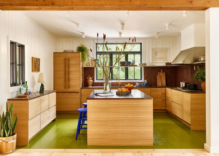 interior design trend 2022 im stil der 70er jahre mit möbeln aus holz und bodenbelag in avocado farbe