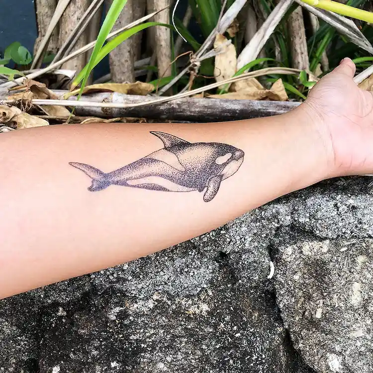 killerwal punkte tattoo auf der innenseite des linken arms mit dotwork technik gezeichnet