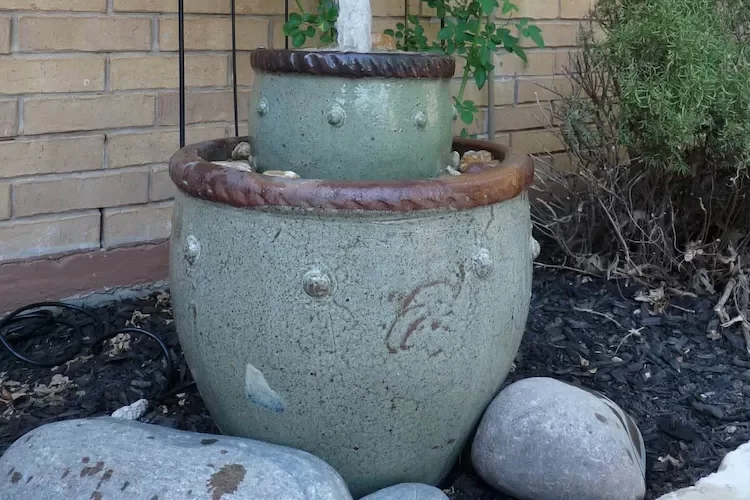 leichte kreationen für gartendeko aus etagenbrunnen selber bauen und im gartenbeet platzieren