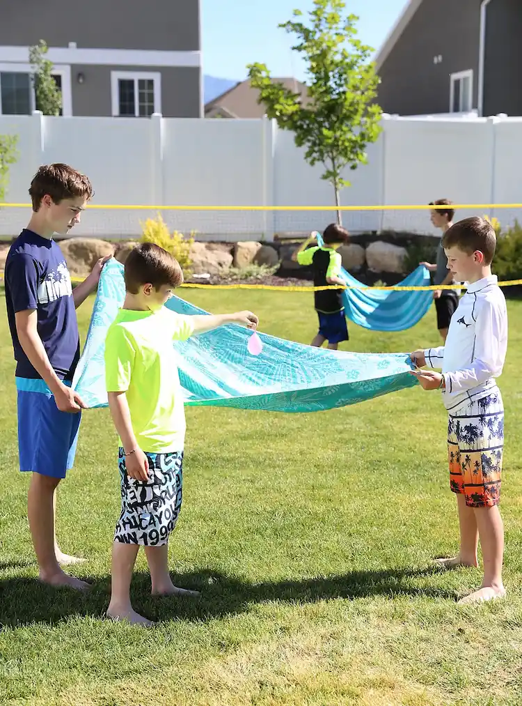 lustige idee für spiele mit wasserbomben und strandtücher während der sommersaison für mehr sommerspaß