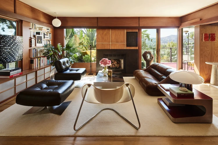 luxuriöser interior design trend 2022 vom retro stil der 70er inspiriert mit polstermöbeln aus leder und plastik