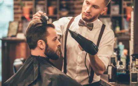 modebewusster mann beim friseur lässt sich die haare und den bart stylisch schneiden