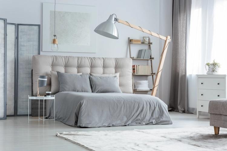 modernes schlafzimmer im retro stil mit übergroßer lampe und kommoden in weiß und grau