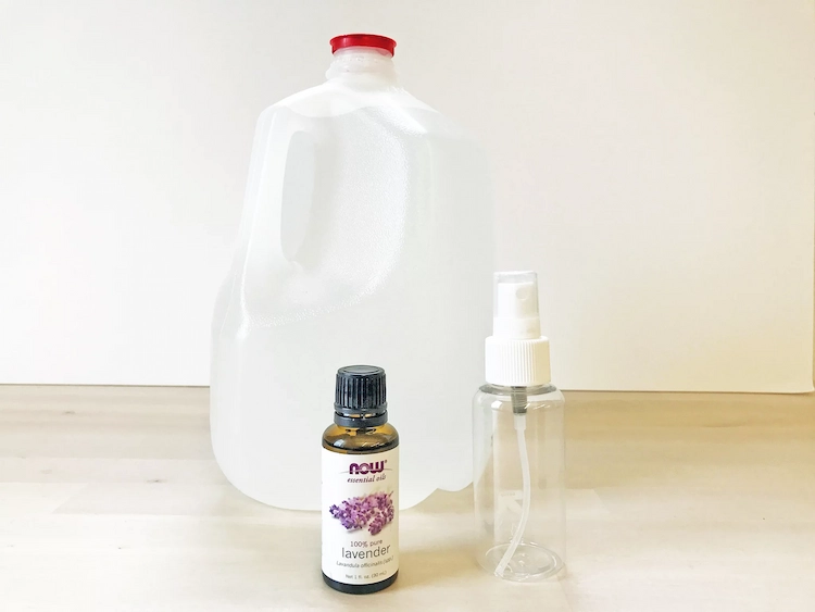 mückenspray mit ätherischem lavendelöl und destilliertem wasser in sprühflasche als abwehrmittel zubereiten