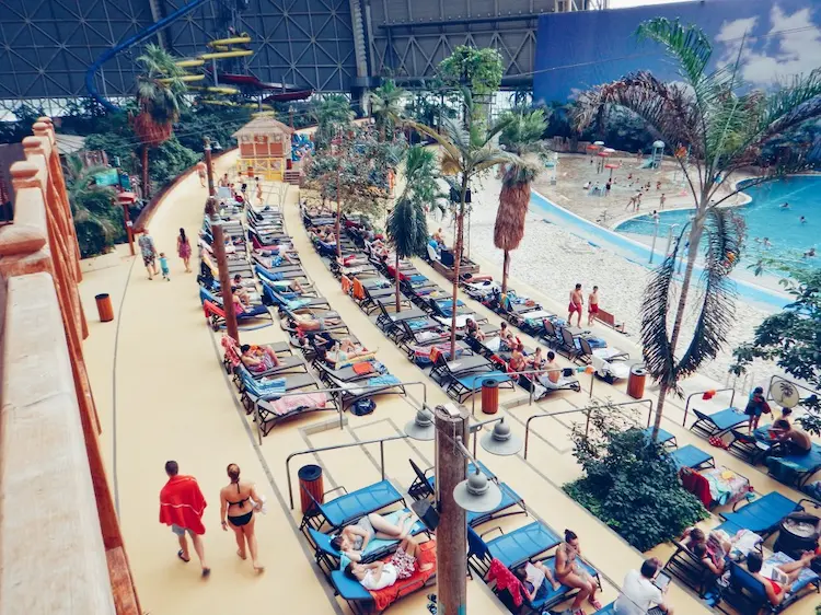 riesige schwimmbäder mit rutschen im überdachten aqua park tropical islands bei berlin