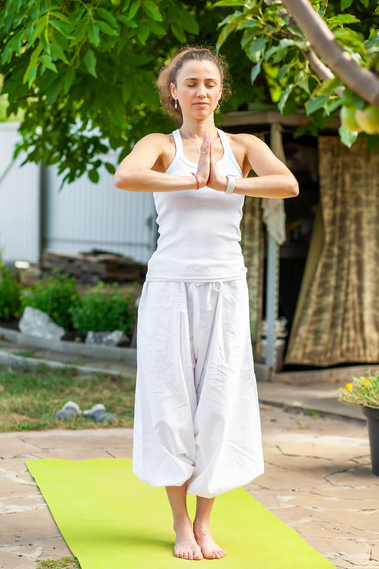 spirtiuelle gesundheit junge frau praktiziert yoga im freien während des tages