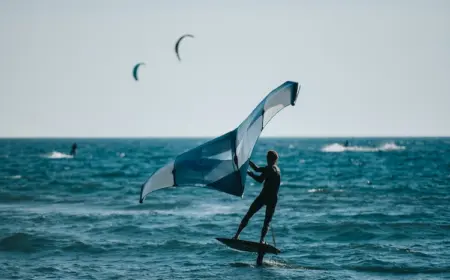 surfer im wasser verwenden einen flügel auf tragflächenboot namens wing foil