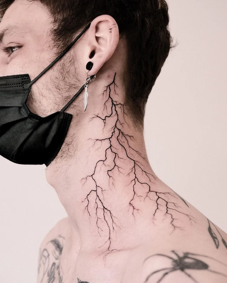 tätowierung im nackenbereich nach den blitz tattoo trends 2022 auswählen und mit anderen design kombinieren