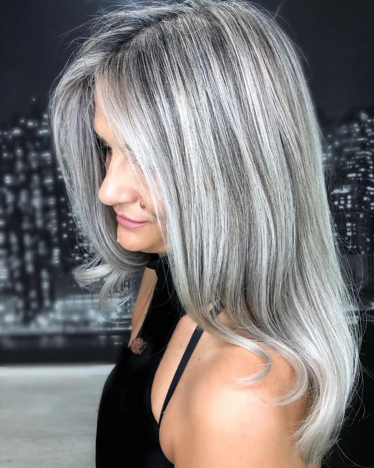 wie graue Haare rauswachsen lassen Grey Blending Frisurentrend Sommer 2022