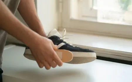 wie sich sportschuhe aus wildleder mit einer geeigneten wildlederbürste schubben lassen