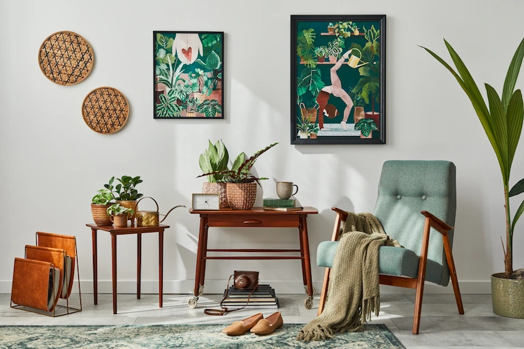 wohnzimmer mit vintage sessel und bildern mit floralen mustern als perfekte farbkombination im innendesign 2022