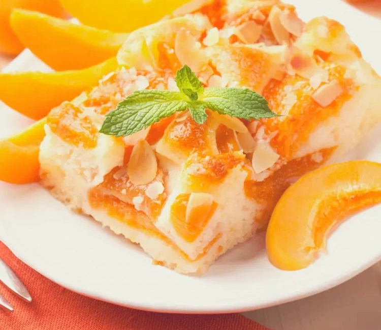 Aprikosenkuchen vom Blech kann man leicht zubereiten für die ganze Familie