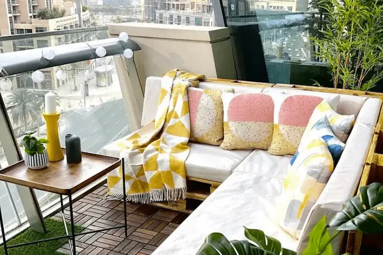 Balkon gemütlich gestalten -Standard Palettencouch basteln