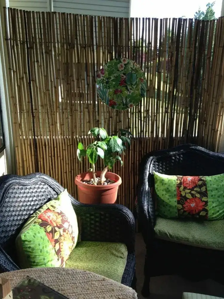Bambusschirme können dazu beitragen, den Balkon weniger offen und gemütlicher zu gestalten
