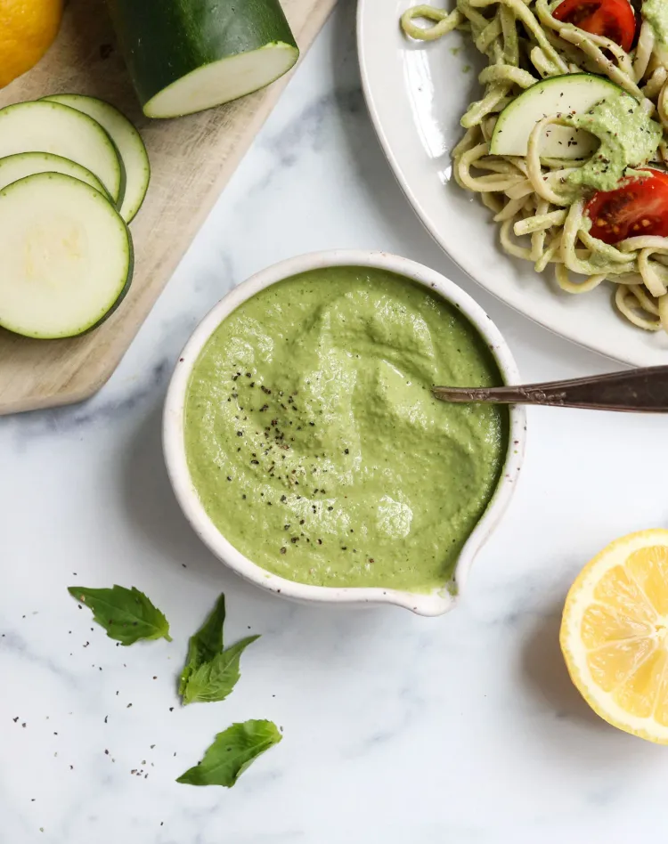 Basilikum Zucchini Pesto kalorienarme Brotaufstriche vegan